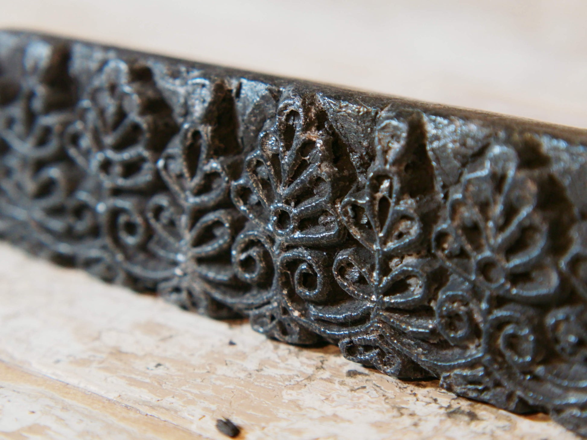 vecchio timbro artigianale in legno per tessuti usato in India per la tradizionale lavorazione print block. dimensioni 15x4x3 cm 