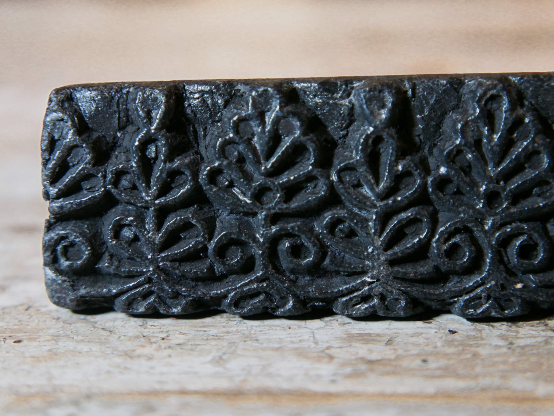 vecchio timbro artigianale in legno per tessuti usato in India per la tradizionale lavorazione print block. dimensioni 15x4x3 cm 