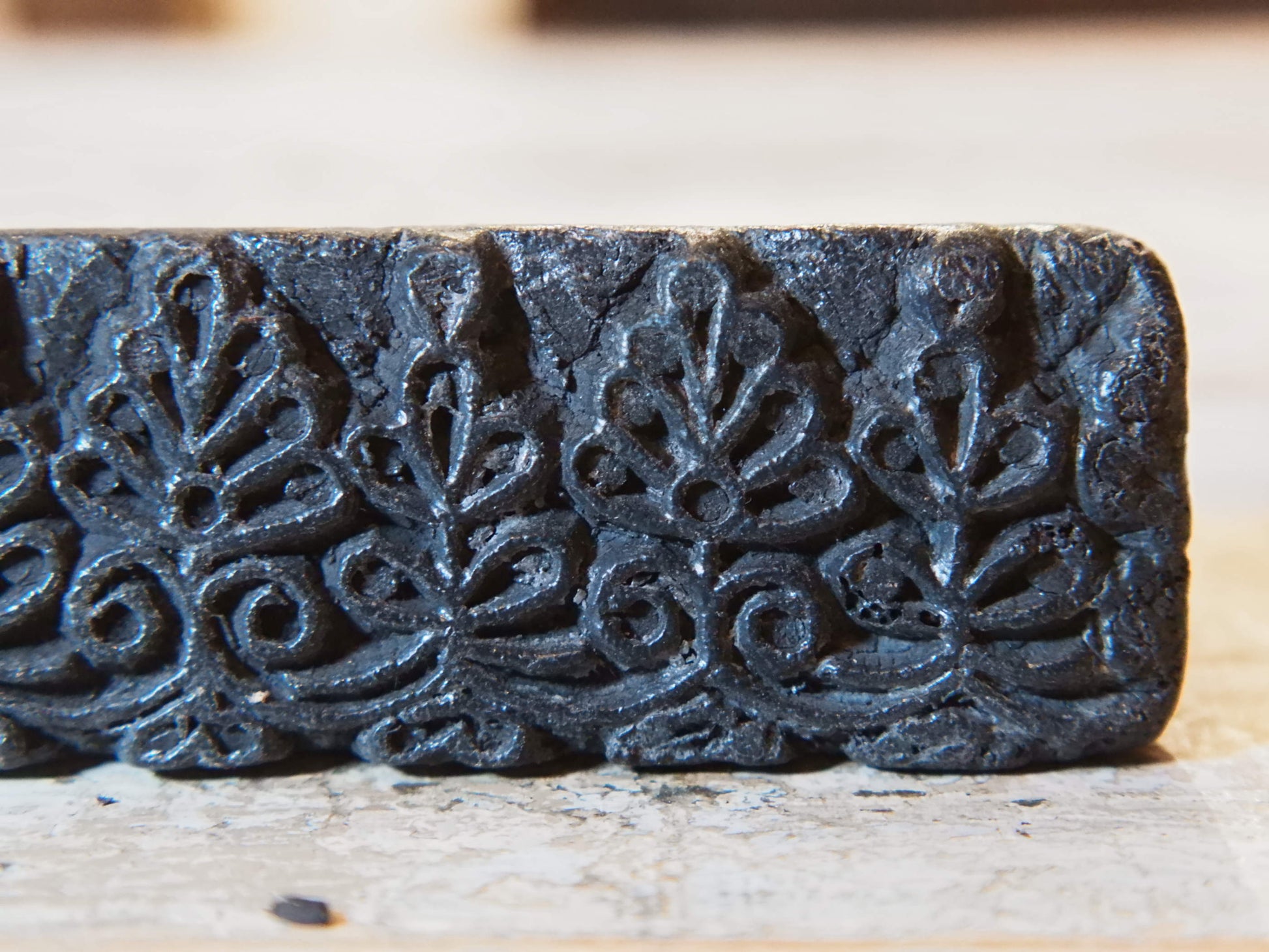 vecchio timbro artigianale in legno per tessuti usato in India per la tradizionale lavorazione print block. dimensioni 15x4x3 cm 