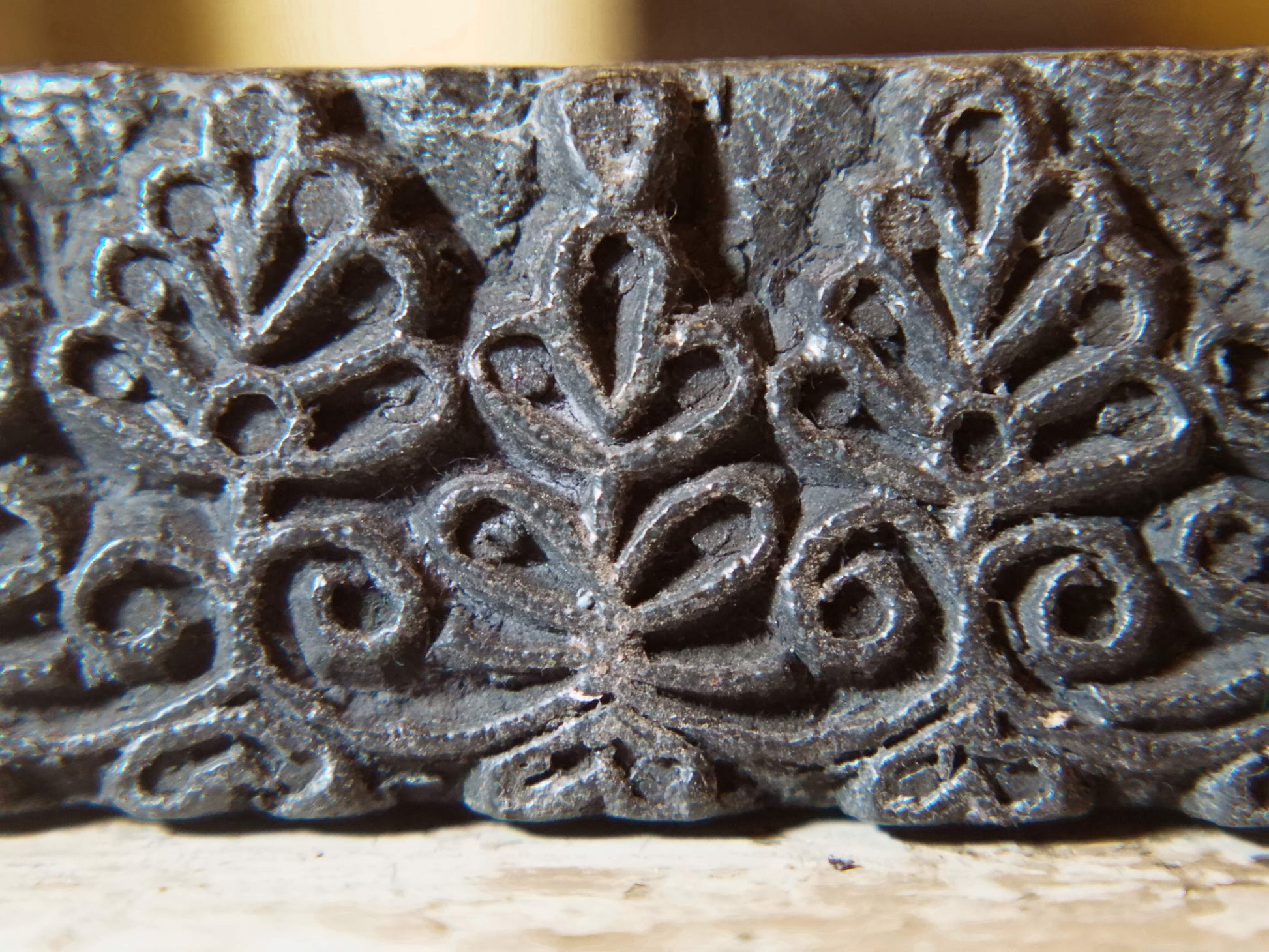 vecchio timbro artigianale in legno per tessuti usato in India per la tradizionale lavorazione print block. dimensioni 15x4x3 cm 