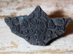 vecchio timbro artigianale in legno per tessuti usato in India per la tradizionale lavorazione print block. timbro per tessuti, indiano antico, blocco per litografia, serigrafia. ricavato da un unico pezzo di legno intagliato.  dimensioni 16x10x5 cm