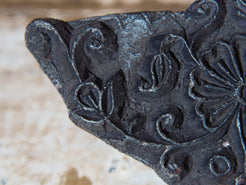 vecchio timbro artigianale in legno per tessuti usato in India per la tradizionale lavorazione print block. timbro per tessuti, indiano antico, blocco per litografia, serigrafia. ricavato da un unico pezzo di legno intagliato.  dimensioni 16x10x5 cm
