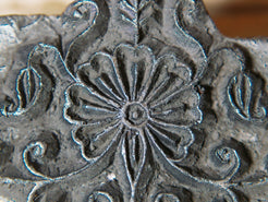 vecchio timbro artigianale in legno per tessuti usato in India per la tradizionale lavorazione print block. timbro per tessuti, indiano antico, blocco per litografia, serigrafia. ricavato da un unico pezzo di legno intagliato.  dimensioni 16x10x5 cm