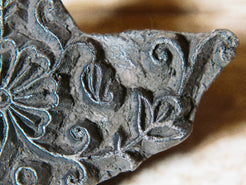 vecchio timbro artigianale in legno per tessuti usato in India per la tradizionale lavorazione print block. timbro per tessuti, indiano antico, blocco per litografia, serigrafia. ricavato da un unico pezzo di legno intagliato.  dimensioni 16x10x5 cm