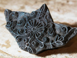 vecchio timbro artigianale in legno per tessuti usato in India per la tradizionale lavorazione print block. timbro per tessuti, indiano antico, blocco per litografia, serigrafia. ricavato da un unico pezzo di legno intagliato.  dimensioni 16x10x5 cm