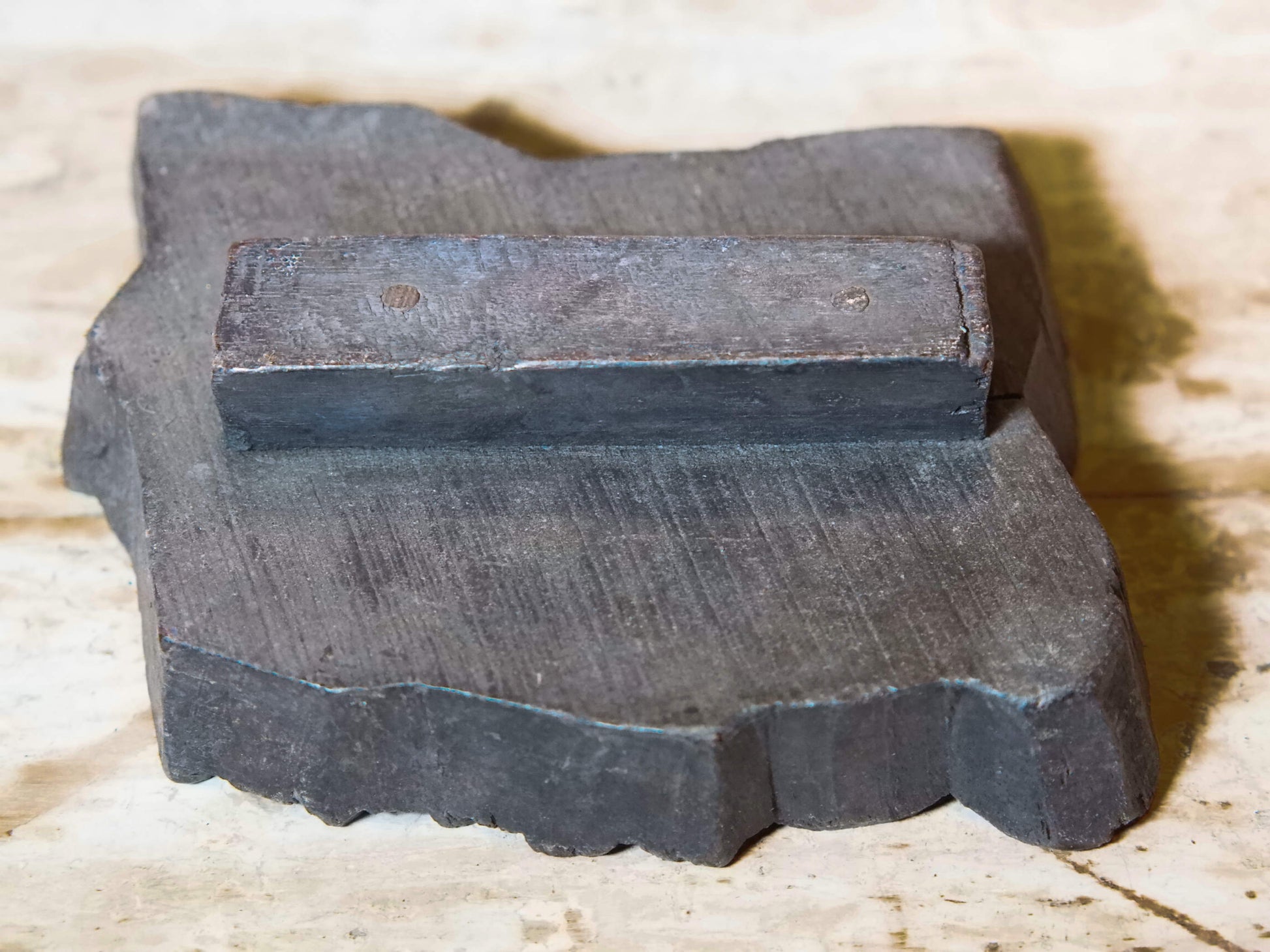 vecchio timbro artigianale in legno per tessuti usato in India per la tradizionale lavorazione print block. timbro per tessuti, indiano antico, blocco per litografia, serigrafia. ricavato da un unico pezzo di legno intagliato.  dimensioni 16x14x5 cm 