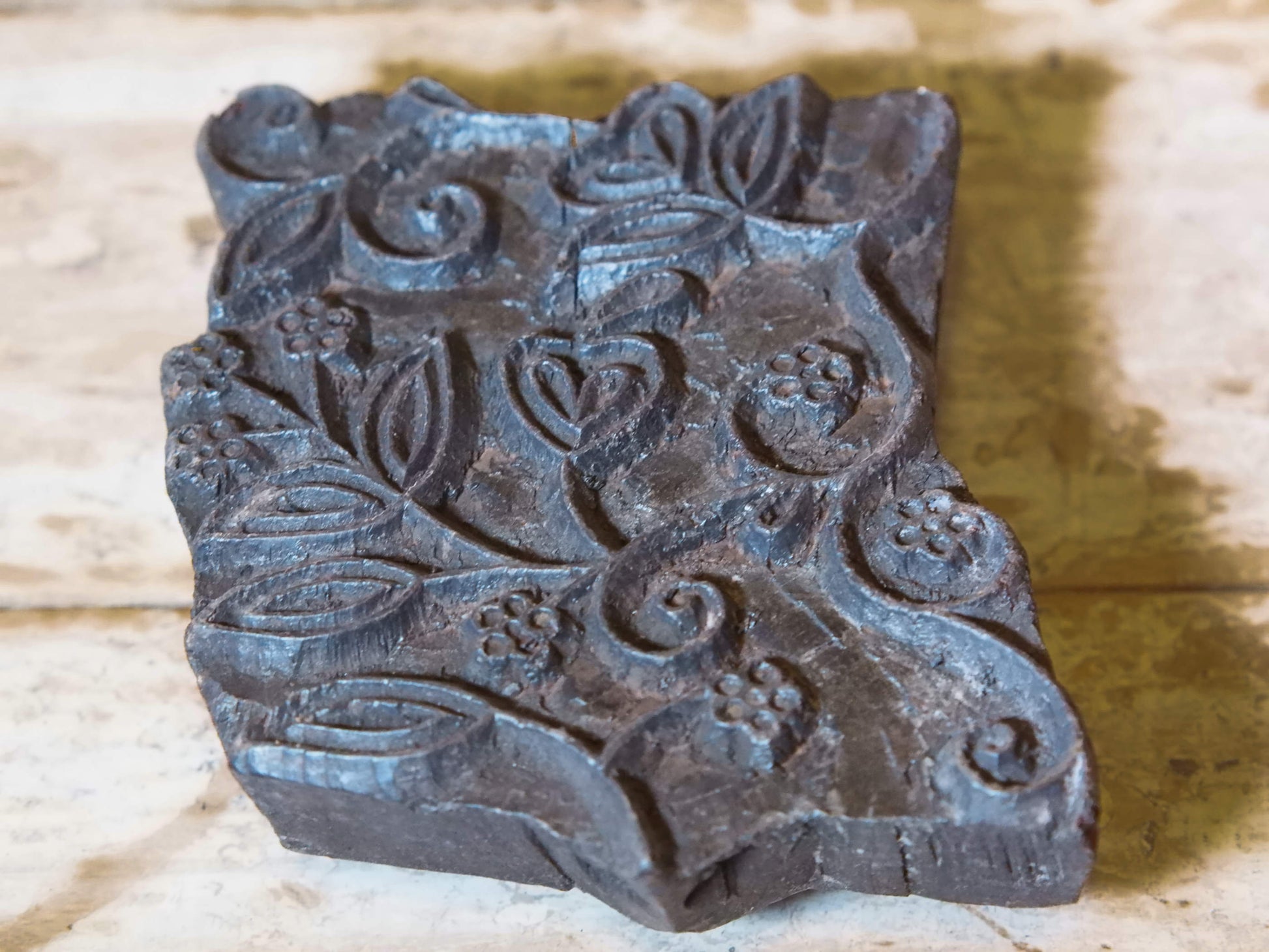 vecchio timbro artigianale in legno per tessuti usato in India per la tradizionale lavorazione print block. timbro per tessuti, indiano antico, blocco per litografia, serigrafia. ricavato da un unico pezzo di legno intagliato.  dimensioni 16x14x5 cm 