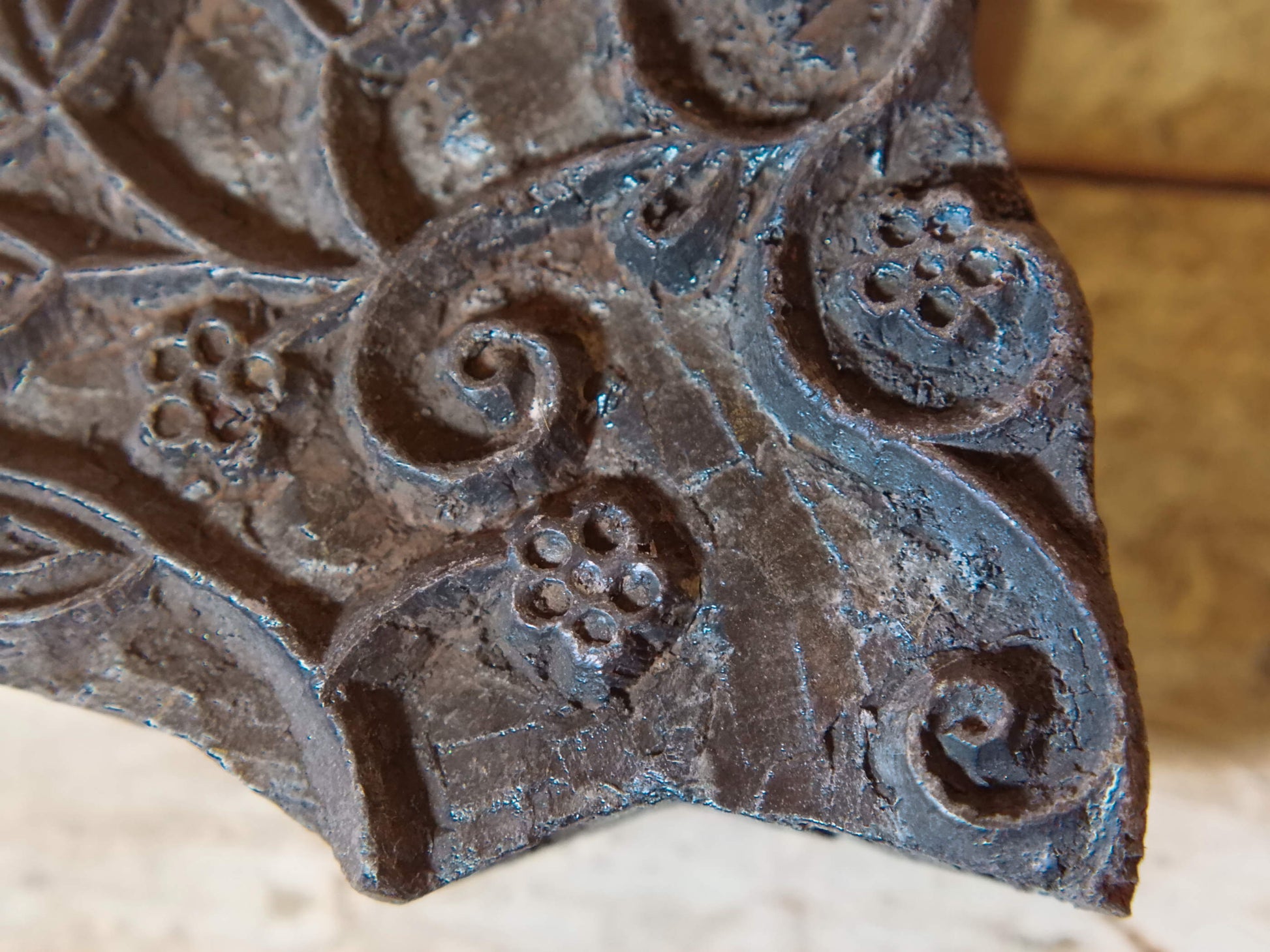 vecchio timbro artigianale in legno per tessuti usato in India per la tradizionale lavorazione print block. timbro per tessuti, indiano antico, blocco per litografia, serigrafia. ricavato da un unico pezzo di legno intagliato.  dimensioni 16x14x5 cm 