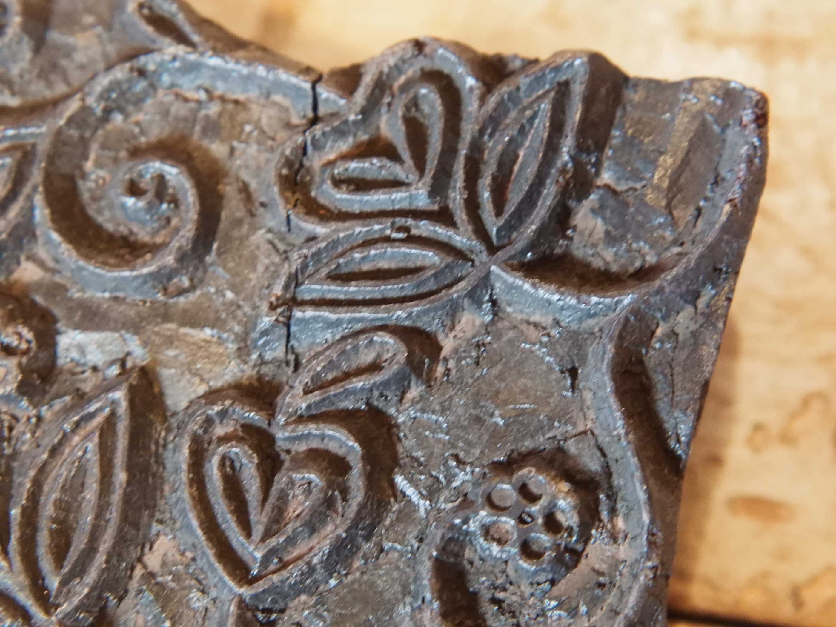 vecchio timbro artigianale in legno per tessuti usato in India per la tradizionale lavorazione print block. timbro per tessuti, indiano antico, blocco per litografia, serigrafia. ricavato da un unico pezzo di legno intagliato.  dimensioni 16x14x5 cm 
