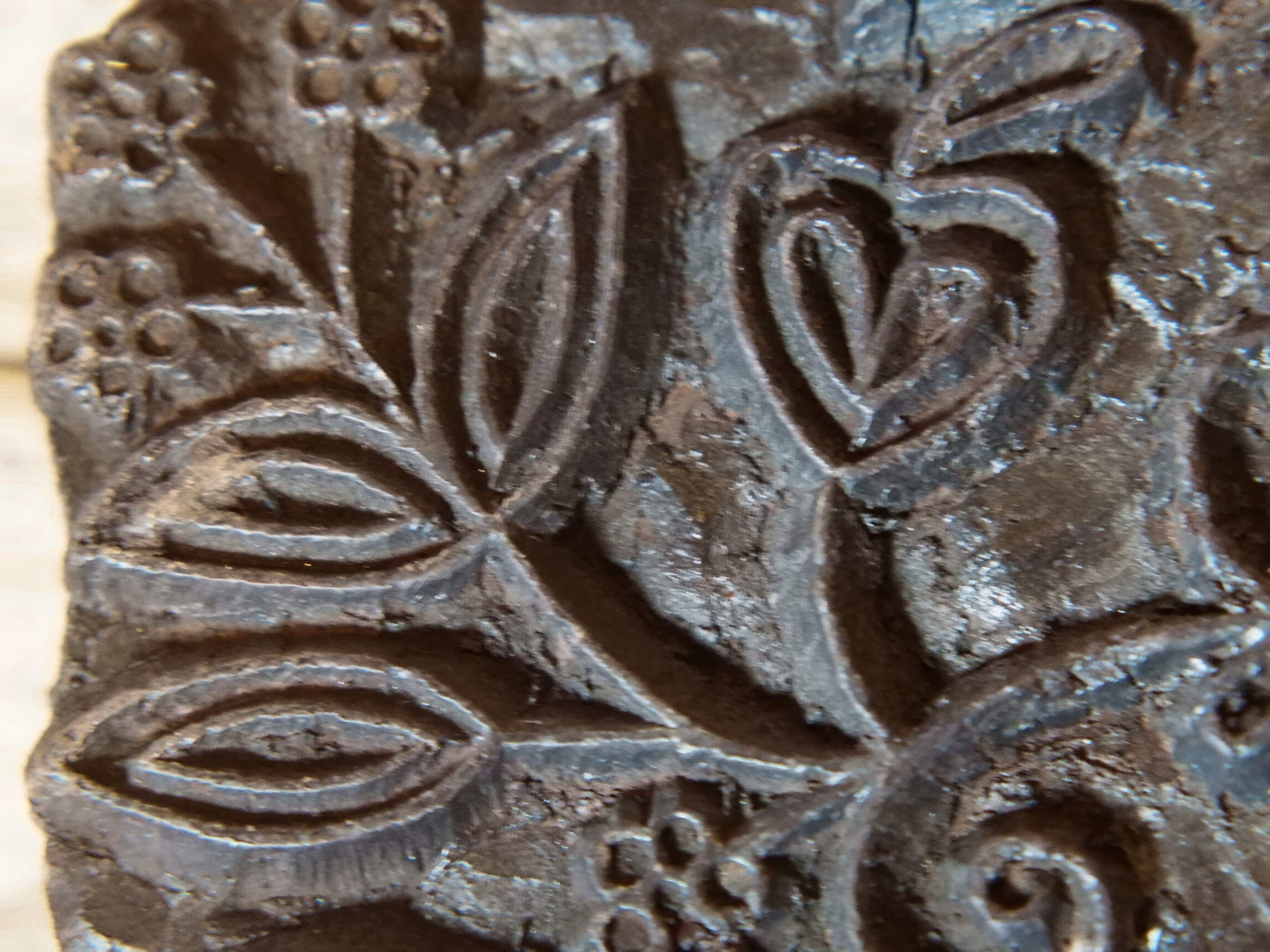 vecchio timbro artigianale in legno per tessuti usato in India per la tradizionale lavorazione print block. timbro per tessuti, indiano antico, blocco per litografia, serigrafia. ricavato da un unico pezzo di legno intagliato.  dimensioni 16x14x5 cm 