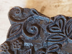 vecchio timbro artigianale in legno per tessuti usato in India per la tradizionale lavorazione print block. timbro per tessuti, indiano antico, blocco per litografia, serigrafia. ricavato da un unico pezzo di legno intagliato.  dimensioni 16x14x5 cm 