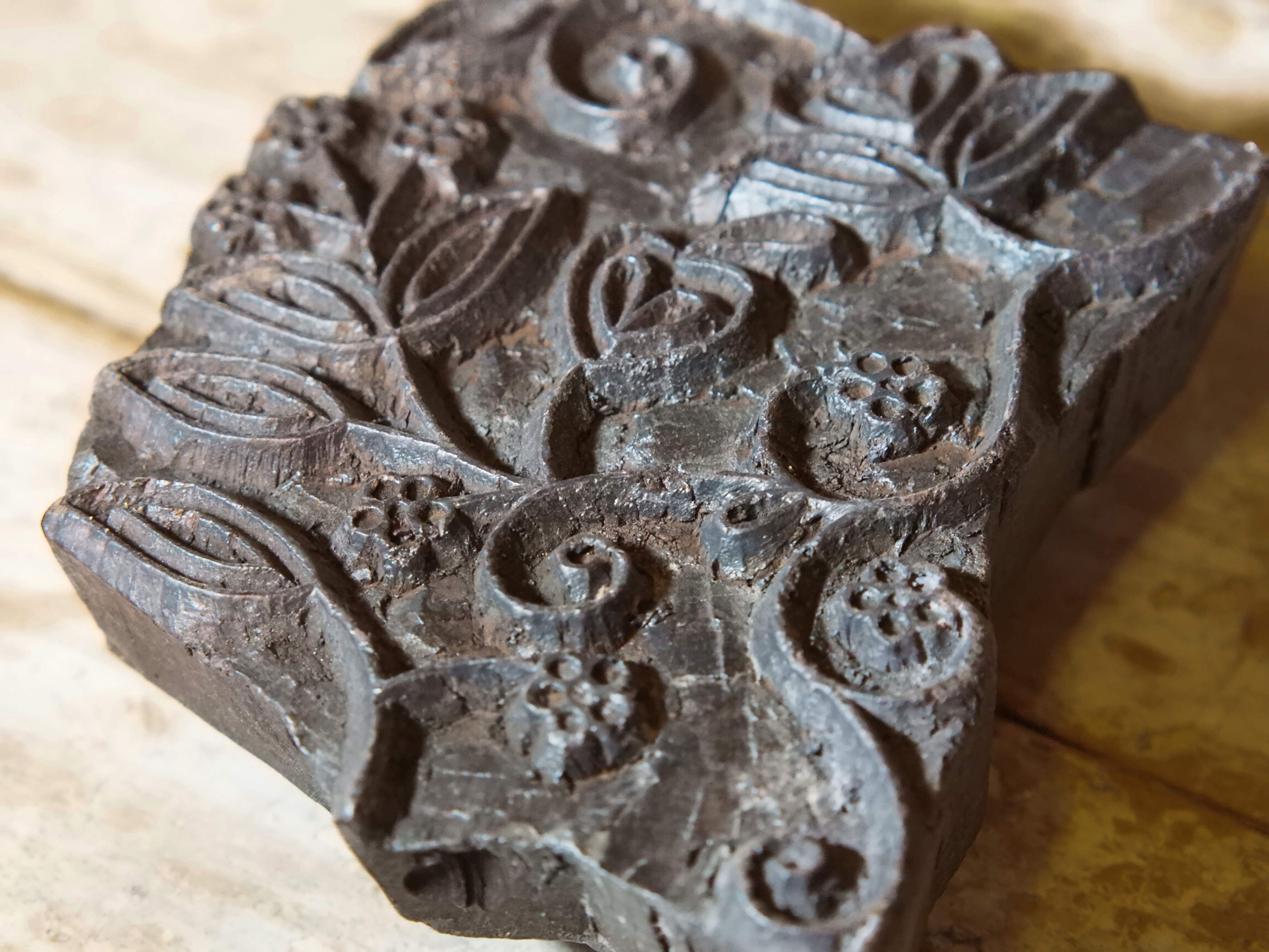 vecchio timbro artigianale in legno per tessuti usato in India per la tradizionale lavorazione print block. timbro per tessuti, indiano antico, blocco per litografia, serigrafia. ricavato da un unico pezzo di legno intagliato.  dimensioni 16x14x5 cm 