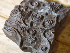 vecchio timbro artigianale in legno per tessuti usato in India per la tradizionale lavorazione print block. timbro per tessuti, indiano antico, blocco per litografia, serigrafia. ricavato da un unico pezzo di legno intagliato.  dimensioni 16x14x5 cm 
