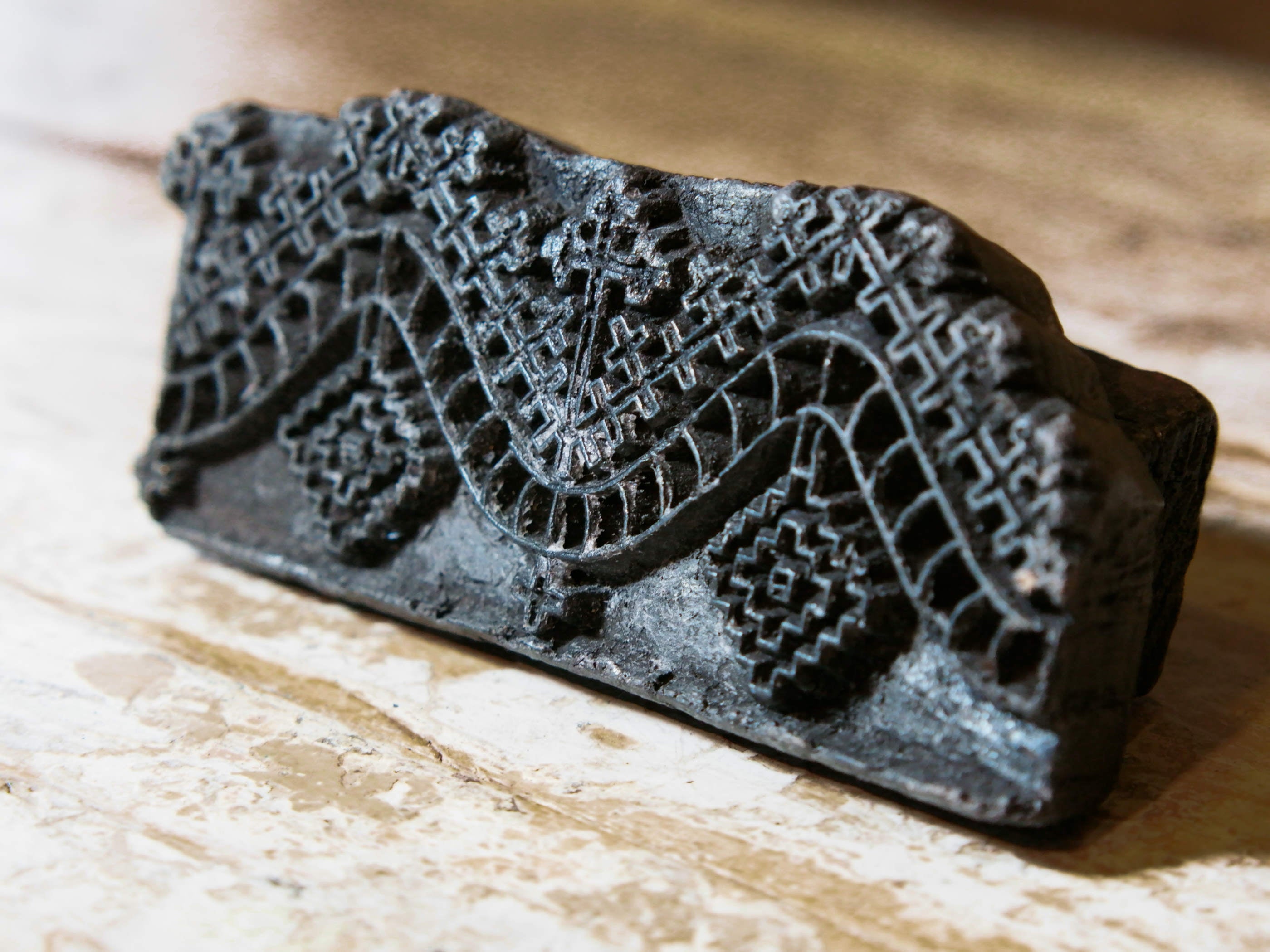 vecchio timbro artigianale in legno per tessuti usato in India per la tradizionale lavorazione print block. timbro per tessuti, indiano antico, blocco per litografia, serigrafia. ricavato da un unico pezzo di legno intagliato.  dimensioni 17x7x5 cm 