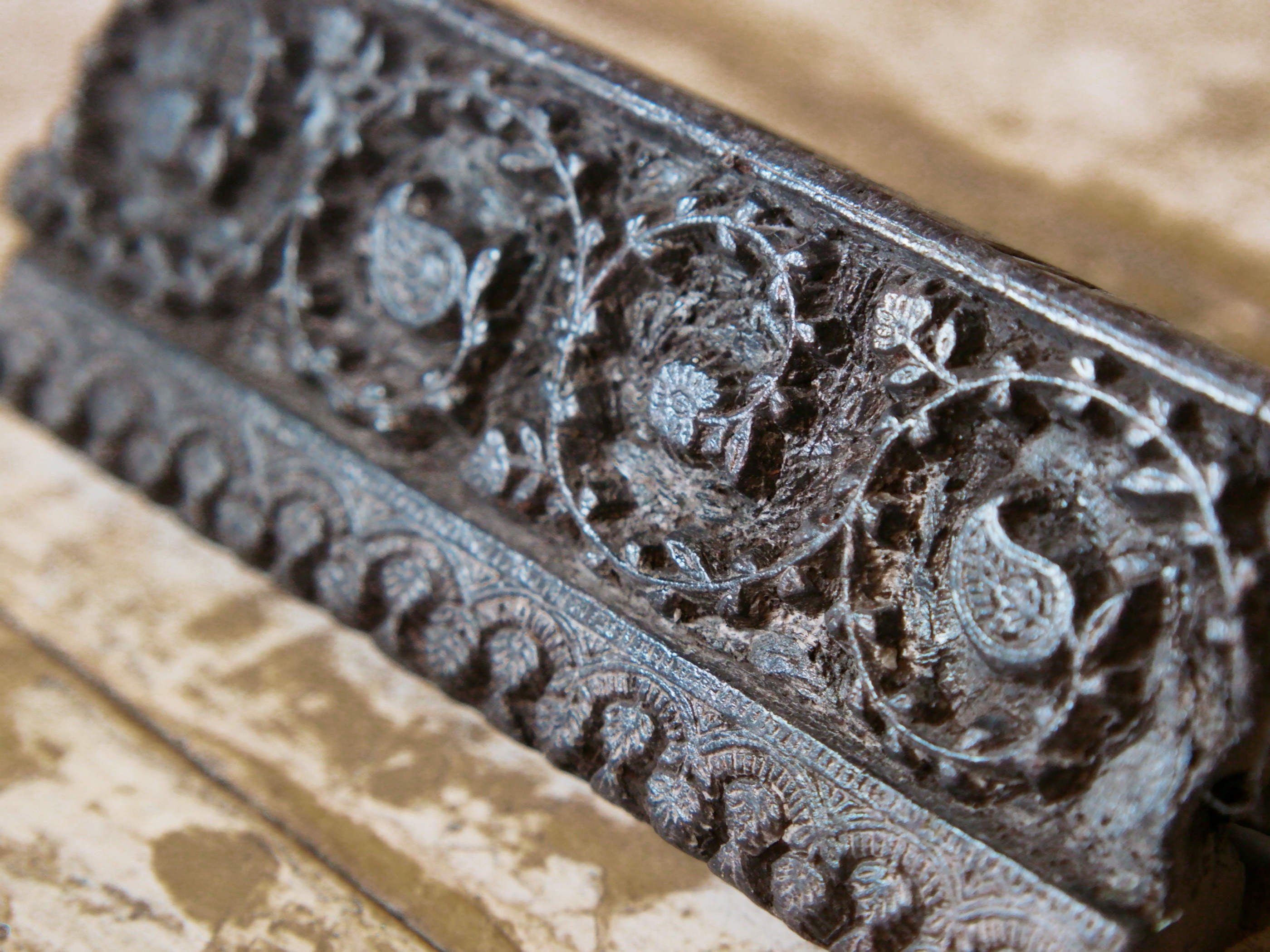 vecchio timbro artigianale in legno per tessuti usato in India per la tradizionale lavorazione print block. timbro per tessuti, indiano antico, blocco per litografia, serigrafia. ricavato da un unico pezzo di legno intagliato.  dimensioni 18x7x5 cm   