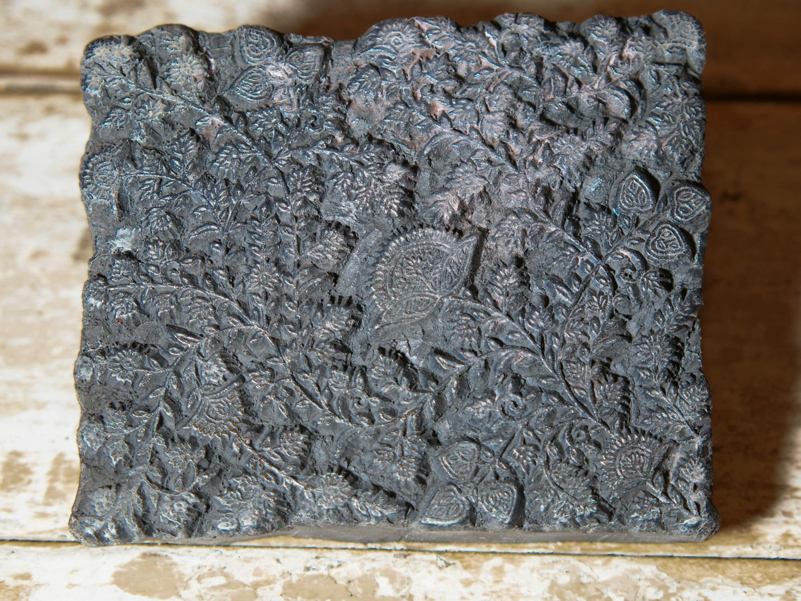 vecchio timbro artigianale in legno per tessuti usato in India per la tradizionale lavorazione print block. timbro per tessuti, indiano antico, blocco per litografia, serigrafia. ricavato da un unico pezzo di legno intagliato.  dimensioni 14x12x5 cm 