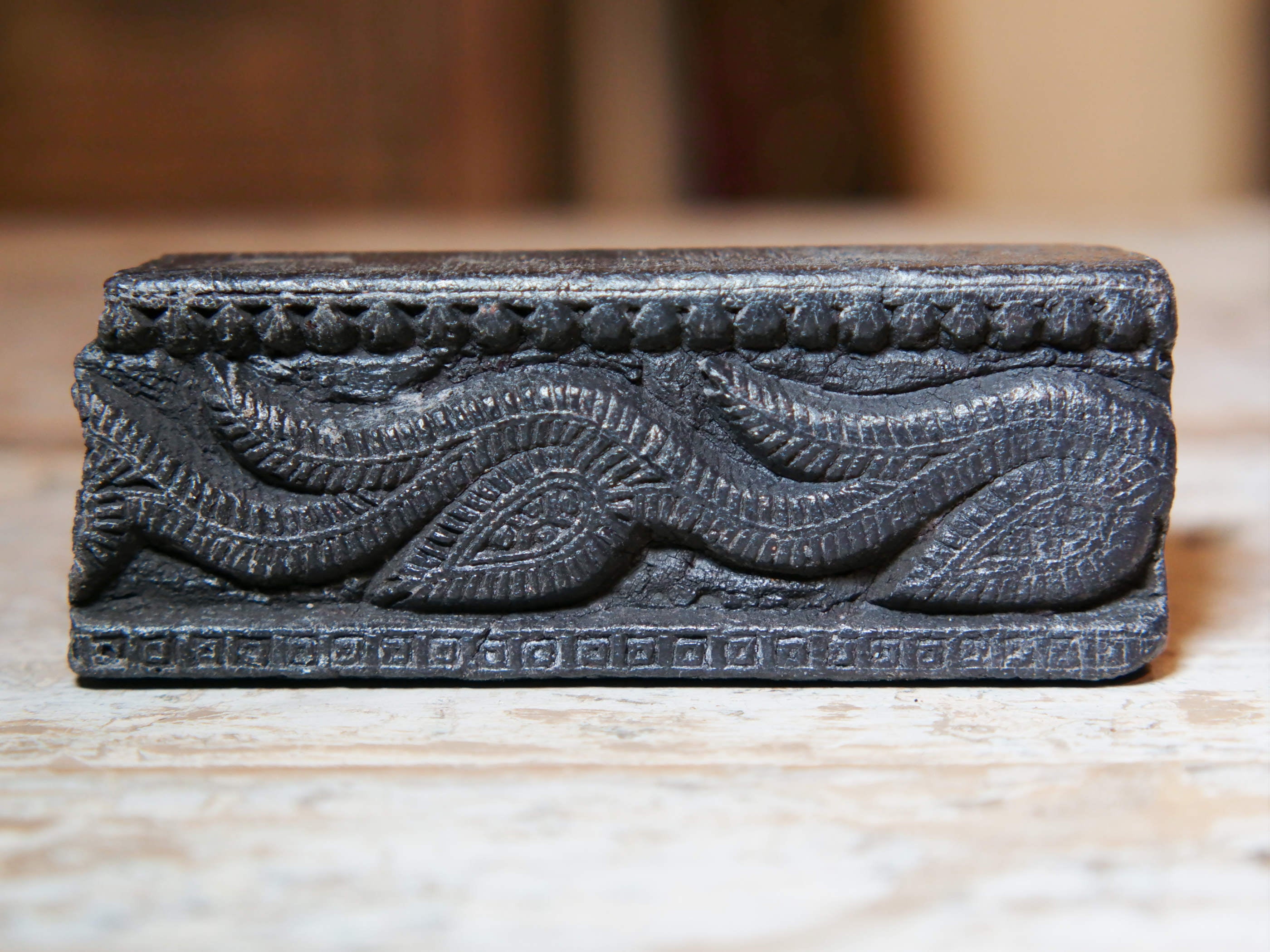 vecchio timbro artigianale in legno per tessuti usato in India per la tradizionale lavorazione print block. timbro per tessuti, indiano antico, blocco per litografia, serigrafia. ricavato da un unico pezzo di legno intagliato.  dimensioni 11x4x5 cm 