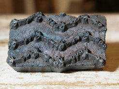 vecchio timbro artigianale in legno per tessuti usato in India per la tradizionale lavorazione print block. timbro per tessuti, indiano antico, blocco per litografia, serigrafia. ricavato da un unico pezzo di legno intagliato.  dimensioni 12x8x5 cm