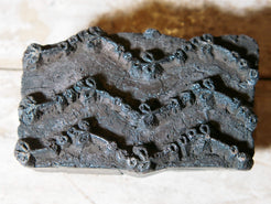 vecchio timbro artigianale in legno per tessuti usato in India per la tradizionale lavorazione print block. timbro per tessuti, indiano antico, blocco per litografia, serigrafia. ricavato da un unico pezzo di legno intagliato.  dimensioni 12x8x5 cm