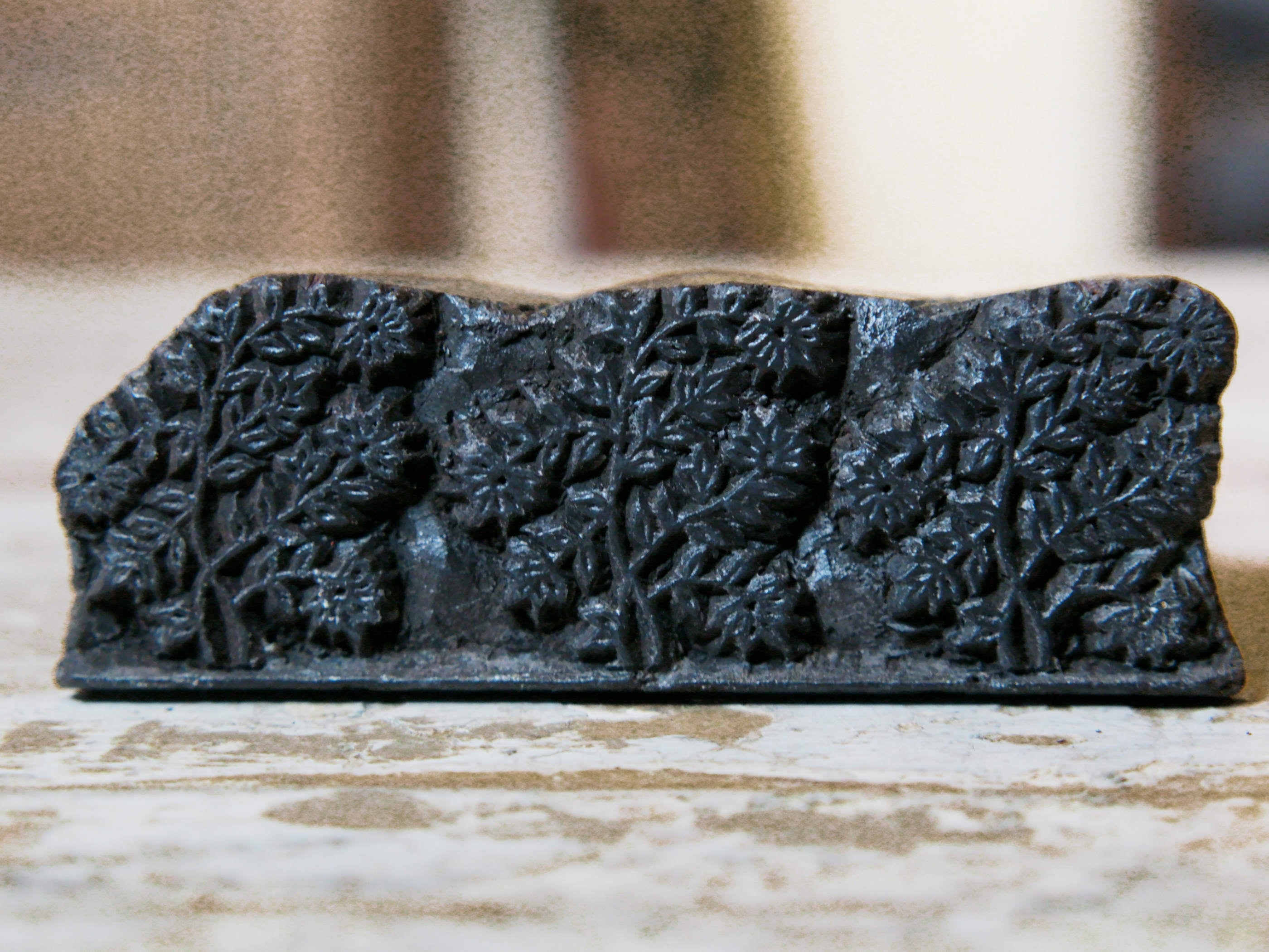 vecchio timbro artigianale in legno per tessuti usato in India per la tradizionale lavorazione print block. timbro per tessuti, indiano antico, blocco per litografia, serigrafia. ricavato da un unico pezzo di legno intagliato.  dimensioni 12x4x5 cm   