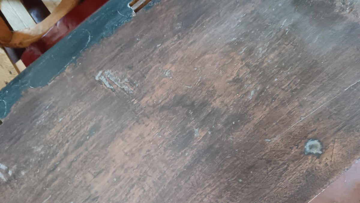 Particolare del legno del trono cinese durante le fasi di restauro