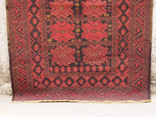 Carica l&#39;immagine nel visualizzatore di Gallery, Tappeto in lana Djidjim o djadjim , sostanzialmente una versione dei Kilim. Meno elaborati più &quot;moderni&quot; non tanto come epoca ma come design. Il tappeto è in lana annodata a mano, tutti colori sono ottenuti da pigmenti naturali. Raro e di difficile reperibilità.  Dimensioni 123x190cm