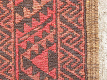 Carica l&#39;immagine nel visualizzatore di Gallery, Tappeto in lana Djidjim o djadjim , sostanzialmente una versione dei Kilim. Meno elaborati più &quot;moderni&quot; non tanto come epoca ma come design. Il tappeto è in lana annodata a mano, tutti colori sono ottenuti da pigmenti naturali. Raro e di difficile reperibilità.  Dimensioni 123x190cm