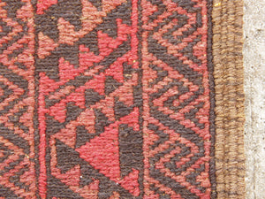 Tappeto in lana Djidjim o djadjim , sostanzialmente una versione dei Kilim. Meno elaborati più "moderni" non tanto come epoca ma come design. Il tappeto è in lana annodata a mano, tutti colori sono ottenuti da pigmenti naturali. Raro e di difficile reperibilità.  Dimensioni 123x190cm