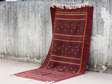 Carica l&#39;immagine nel visualizzatore di Gallery, Tappeto in lana Djidjim o djadjim , sostanzialmente una versione dei Kilim. Meno elaborati più &quot;moderni&quot; non tanto come epoca ma come design. Il tappeto è in lana annodata a mano, tutti colori sono ottenuti da pigmenti naturali. Raro e di difficile reperibilità.  Dimensioni 134x284cm