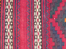 Carica l&#39;immagine nel visualizzatore di Gallery, Tappeto in lana Djidjim o djadjim , sostanzialmente una versione dei Kilim. Meno elaborati più &quot;moderni&quot; non tanto come epoca ma come design. Il tappeto è in lana annodata a mano, tutti colori sono ottenuti da pigmenti naturali. Raro e di difficile reperibilità.  Dimensioni 134x284cm