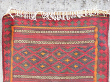 Carica l&#39;immagine nel visualizzatore di Gallery, Tappeto in lana Djidjim o djadjim , sostanzialmente una versione dei Kilim. Meno elaborati più &quot;moderni&quot; non tanto come epoca ma come design. Il tappeto è in lana annodata a mano, tutti colori sono ottenuti da pigmenti naturali. Raro e di difficile reperibilità.  Dimensioni 134x284cm