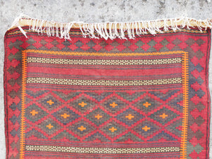 Tappeto in lana Djidjim o djadjim , sostanzialmente una versione dei Kilim. Meno elaborati più "moderni" non tanto come epoca ma come design. Il tappeto è in lana annodata a mano, tutti colori sono ottenuti da pigmenti naturali. Raro e di difficile reperibilità.  Dimensioni 134x284cm