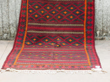 Carica l&#39;immagine nel visualizzatore di Gallery, Tappeto in lana Djidjim o djadjim , sostanzialmente una versione dei Kilim. Meno elaborati più &quot;moderni&quot; non tanto come epoca ma come design. Il tappeto è in lana annodata a mano, tutti colori sono ottenuti da pigmenti naturali. Raro e di difficile reperibilità.  Dimensioni 134x284cm