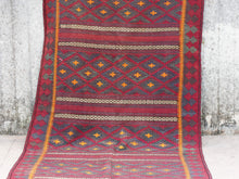 Carica l&#39;immagine nel visualizzatore di Gallery, Tappeto in lana Djidjim o djadjim , sostanzialmente una versione dei Kilim. Meno elaborati più &quot;moderni&quot; non tanto come epoca ma come design. Il tappeto è in lana annodata a mano, tutti colori sono ottenuti da pigmenti naturali. Raro e di difficile reperibilità.  Dimensioni 134x284cm