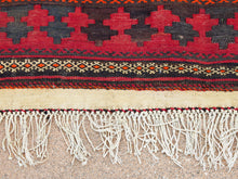 Carica l&#39;immagine nel visualizzatore di Gallery, Tappeto in lana Djidjim o djadjim , sostanzialmente una versione dei Kilim. Meno elaborati più &quot;moderni&quot; non tanto come epoca ma come design. Il tappeto è in lana annodata a mano, tutti colori sono ottenuti da pigmenti naturali. Raro e di difficile reperibilità.  Dimensioni 134x284cm