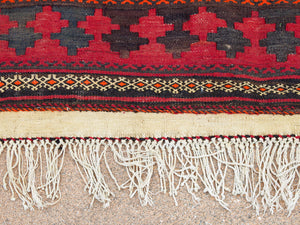 Tappeto in lana Djidjim o djadjim , sostanzialmente una versione dei Kilim. Meno elaborati più "moderni" non tanto come epoca ma come design. Il tappeto è in lana annodata a mano, tutti colori sono ottenuti da pigmenti naturali. Raro e di difficile reperibilità.  Dimensioni 134x284cm