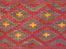 Carica l&#39;immagine nel visualizzatore di Gallery, Tappeto in lana Djidjim o djadjim , sostanzialmente una versione dei Kilim. Meno elaborati più &quot;moderni&quot; non tanto come epoca ma come design. Il tappeto è in lana annodata a mano, tutti colori sono ottenuti da pigmenti naturali. Raro e di difficile reperibilità.  Dimensioni 134x284cm