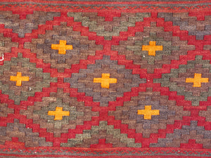 Tappeto in lana Djidjim o djadjim , sostanzialmente una versione dei Kilim. Meno elaborati più "moderni" non tanto come epoca ma come design. Il tappeto è in lana annodata a mano, tutti colori sono ottenuti da pigmenti naturali. Raro e di difficile reperibilità.  Dimensioni 134x284cm