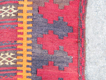 Carica l&#39;immagine nel visualizzatore di Gallery, Tappeto in lana Djidjim o djadjim , sostanzialmente una versione dei Kilim. Meno elaborati più &quot;moderni&quot; non tanto come epoca ma come design. Il tappeto è in lana annodata a mano, tutti colori sono ottenuti da pigmenti naturali. Raro e di difficile reperibilità.  Dimensioni 134x284cm