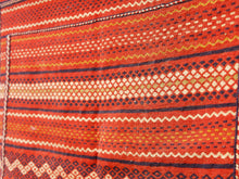 Carica l&#39;immagine nel visualizzatore di Gallery, Tappeto in lana Djidjim o djadjim , sostanzialmente una versione dei Kilim. Meno elaborati più &quot;moderni&quot; non tanto come epoca ma come design. Il tappeto è in lana annodata a mano, tutti colori sono ottenuti da pigmenti naturali. Raro e di difficile reperibilità.  Dimensioni 90x160cm