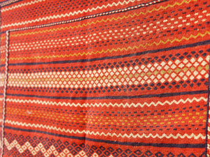 Tappeto in lana Djidjim o djadjim , sostanzialmente una versione dei Kilim. Meno elaborati più "moderni" non tanto come epoca ma come design. Il tappeto è in lana annodata a mano, tutti colori sono ottenuti da pigmenti naturali. Raro e di difficile reperibilità.  Dimensioni 90x160cm