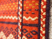 Carica l&#39;immagine nel visualizzatore di Gallery, Tappeto in lana Djidjim o djadjim , sostanzialmente una versione dei Kilim. Meno elaborati più &quot;moderni&quot; non tanto come epoca ma come design. Il tappeto è in lana annodata a mano, tutti colori sono ottenuti da pigmenti naturali. Raro e di difficile reperibilità.  Dimensioni 90x160cm