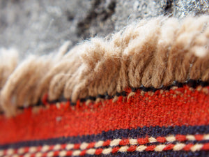 Tappeto in lana Djidjim o djadjim , sostanzialmente una versione dei Kilim. Meno elaborati più "moderni" non tanto come epoca ma come design. Il tappeto è in lana annodata a mano, tutti colori sono ottenuti da pigmenti naturali. Raro e di difficile reperibilità.  Dimensioni 90x160cm