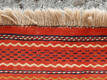 Carica l&#39;immagine nel visualizzatore di Gallery, Tappeto in lana Djidjim o djadjim , sostanzialmente una versione dei Kilim. Meno elaborati più &quot;moderni&quot; non tanto come epoca ma come design. Il tappeto è in lana annodata a mano, tutti colori sono ottenuti da pigmenti naturali. Raro e di difficile reperibilità.  Dimensioni 90x160cm