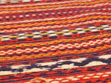 Carica l&#39;immagine nel visualizzatore di Gallery, Tappeto in lana Djidjim o djadjim , sostanzialmente una versione dei Kilim. Meno elaborati più &quot;moderni&quot; non tanto come epoca ma come design. Il tappeto è in lana annodata a mano, tutti colori sono ottenuti da pigmenti naturali. Raro e di difficile reperibilità.  Dimensioni 90x160cm