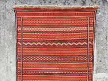 Carica l&#39;immagine nel visualizzatore di Gallery, Tappeto in lana Djidjim o djadjim , sostanzialmente una versione dei Kilim. Meno elaborati più &quot;moderni&quot; non tanto come epoca ma come design. Il tappeto è in lana annodata a mano, tutti colori sono ottenuti da pigmenti naturali. Raro e di difficile reperibilità.  Dimensioni 90x160cm