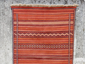 Tappeto in lana Djidjim o djadjim , sostanzialmente una versione dei Kilim. Meno elaborati più "moderni" non tanto come epoca ma come design. Il tappeto è in lana annodata a mano, tutti colori sono ottenuti da pigmenti naturali. Raro e di difficile reperibilità.  Dimensioni 90x160cm