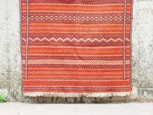 Carica l&#39;immagine nel visualizzatore di Gallery, Tappeto in lana Djidjim o djadjim , sostanzialmente una versione dei Kilim. Meno elaborati più &quot;moderni&quot; non tanto come epoca ma come design. Il tappeto è in lana annodata a mano, tutti colori sono ottenuti da pigmenti naturali. Raro e di difficile reperibilità.  Dimensioni 90x160cm