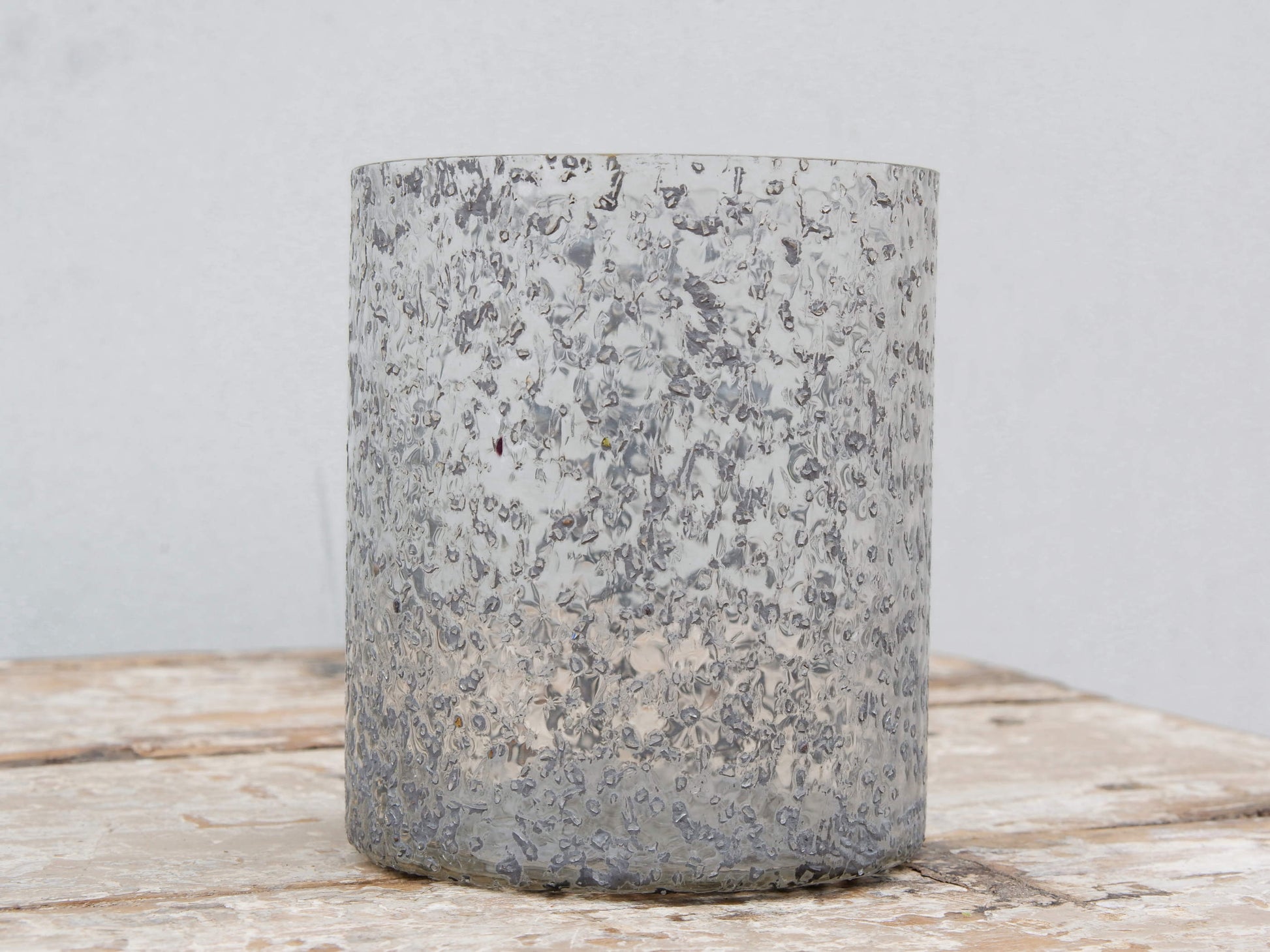 Vaso in vetro decorato, lavorato artigialmente.  Dimensioni diametro 12 h14m.