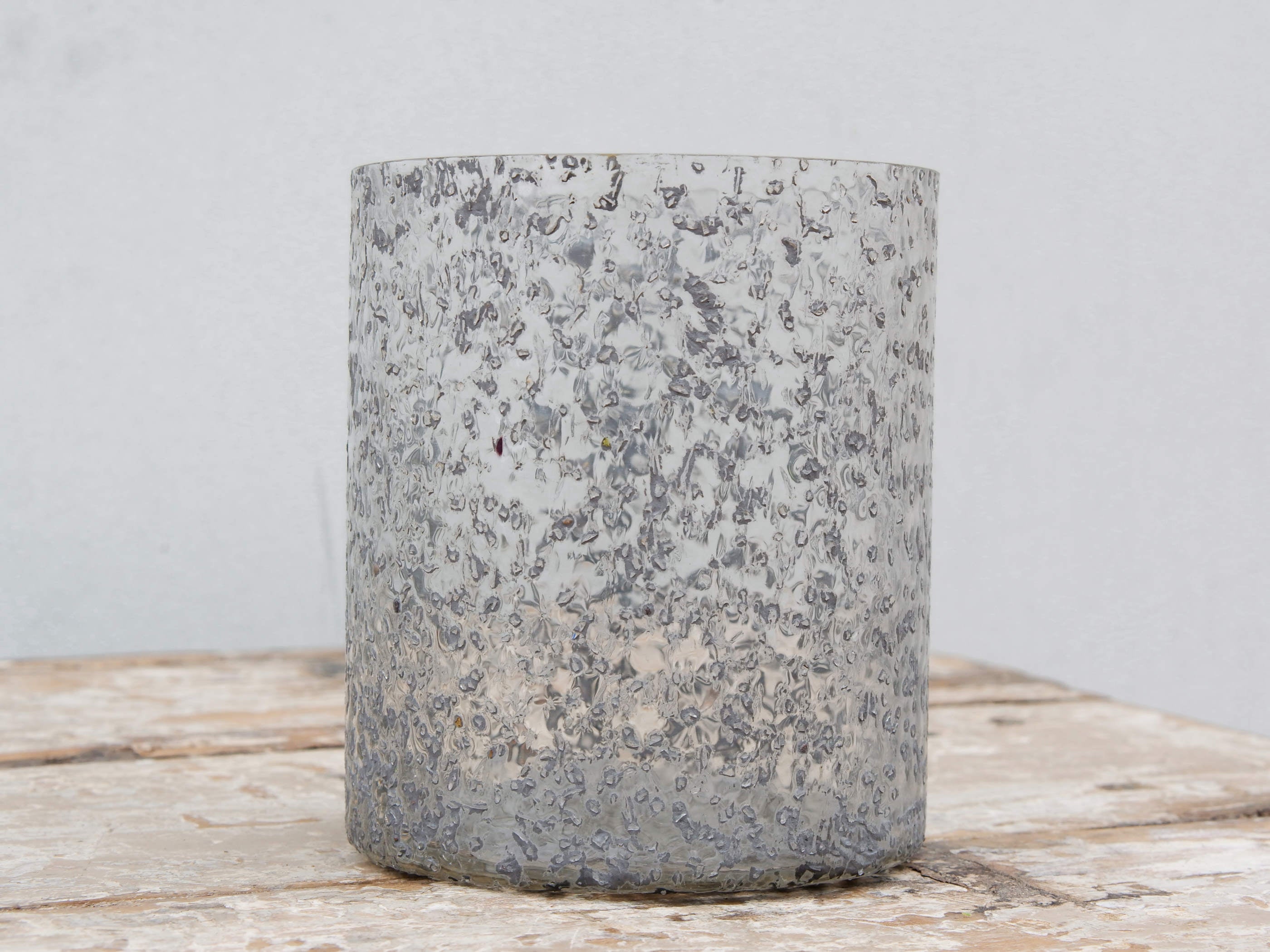 Vaso in vetro decorato, lavorato artigialmente.  Dimensioni diametro 12 h14m.